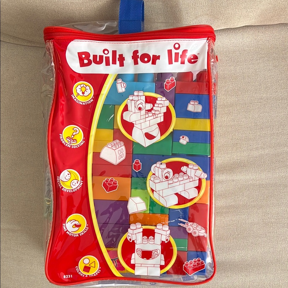 Red and Blue Building Blocks with Circular Features